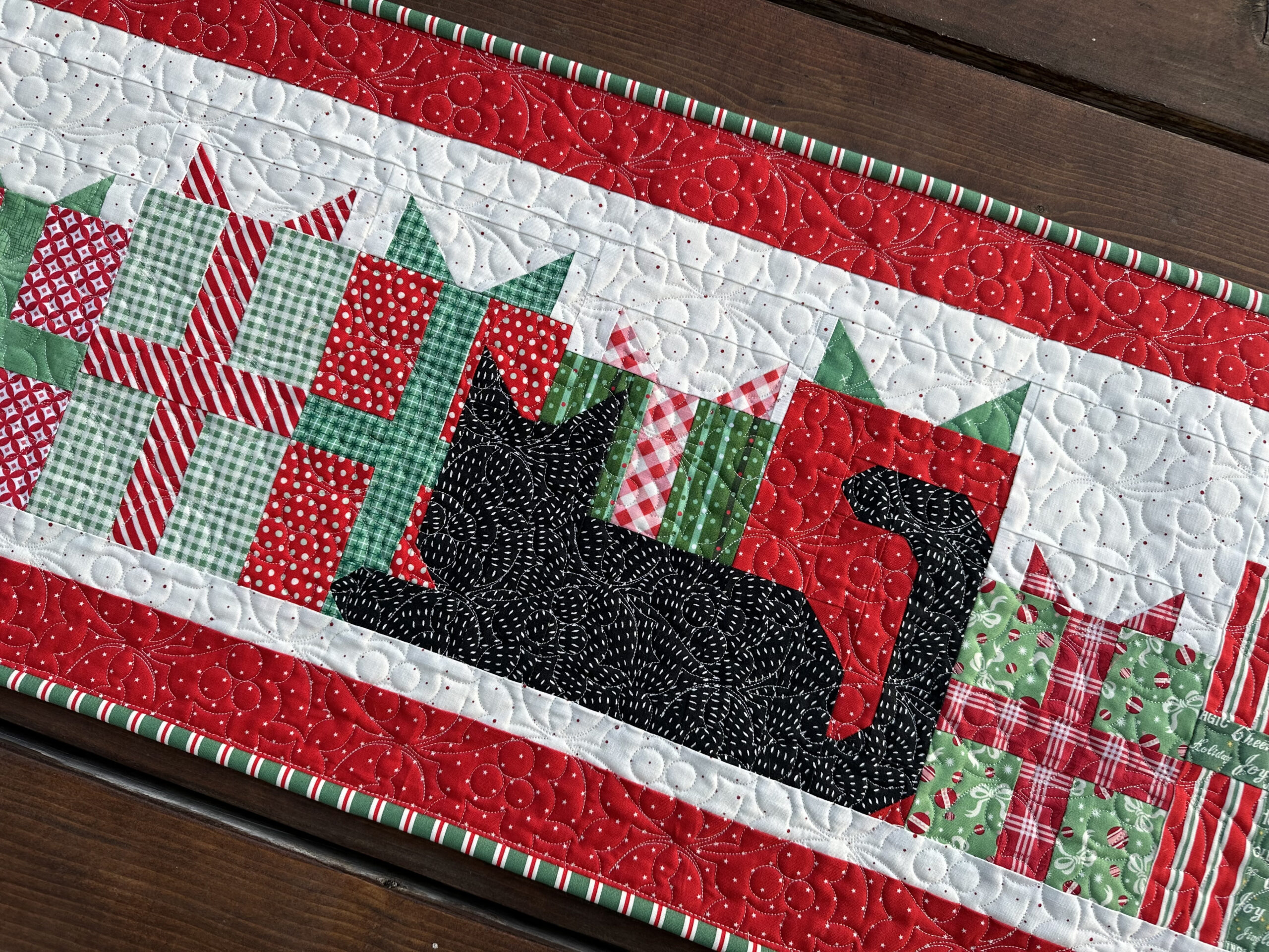 Onyx At Christmas Table Runner Pattern - Weallsew intended for Free Printable Christmas Table Runner Patterns